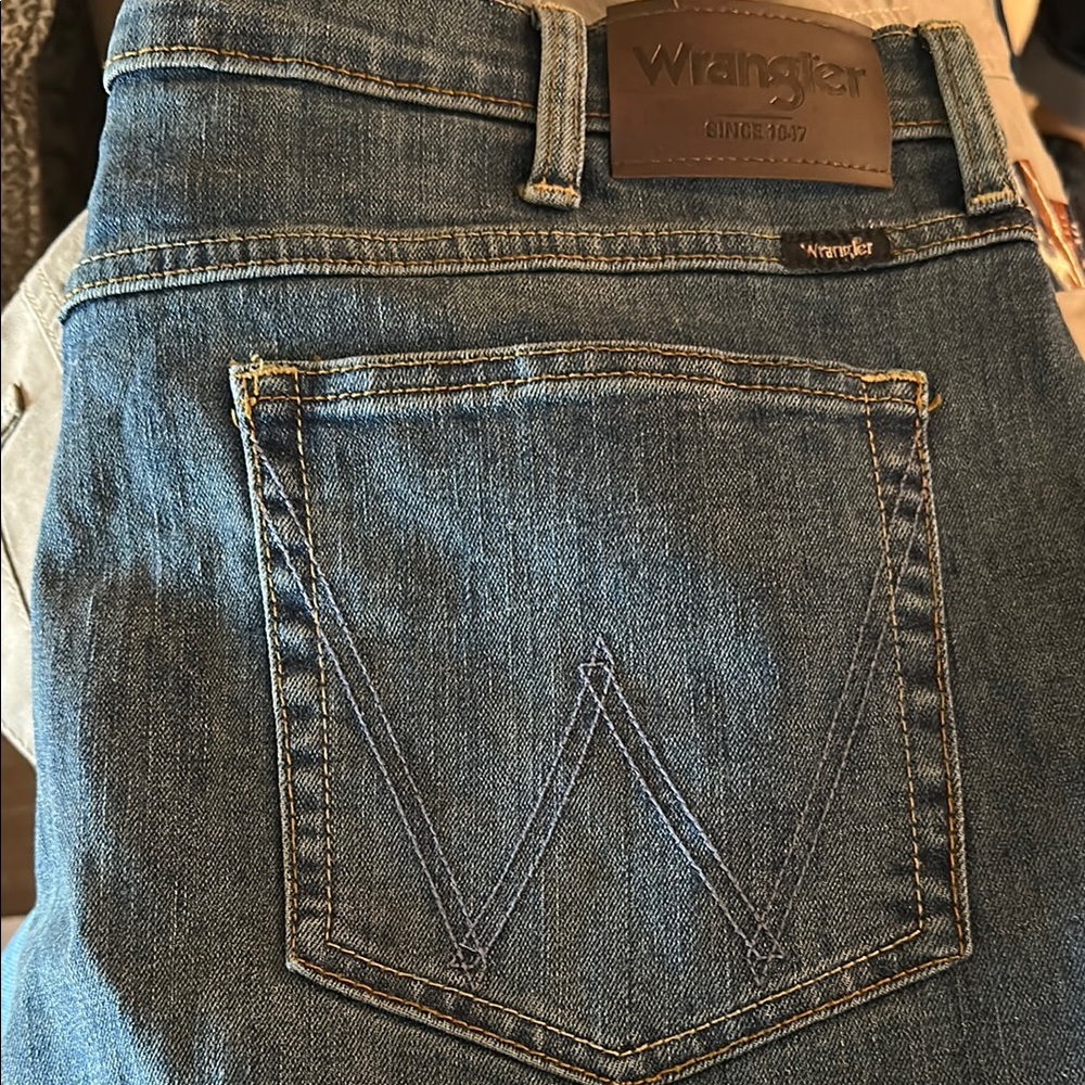 NWT Wrangler Men's Dark Blue Relaxed Jeans - Picture 7 of 7